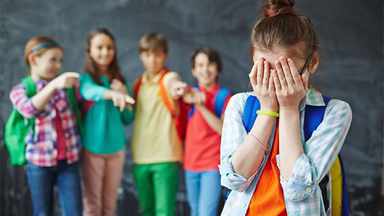 Что такое буллинг в школе: почему одни дети травят других и как с этим бороться